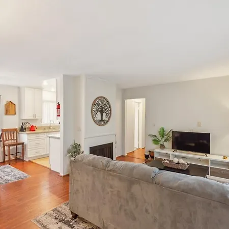 Parking,Pet,2Bd,2B,Wifi,Smart Tvs,Walk To Food,Fun Apartment
